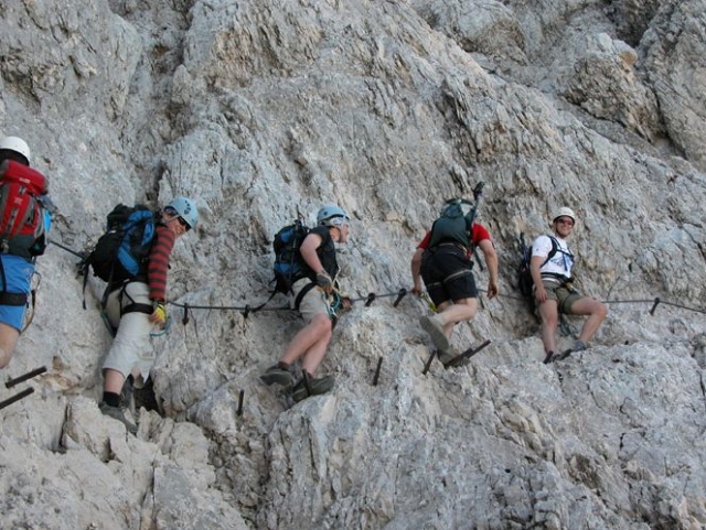  适合单身派对的铁索攀岩